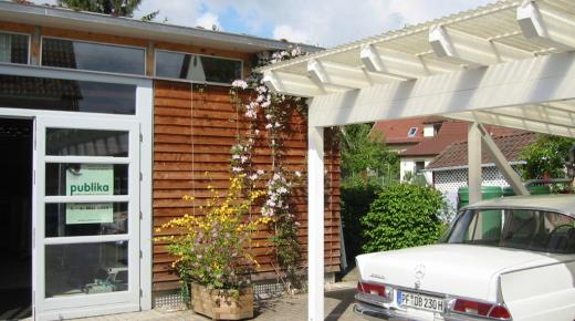 Carport und Haus mit Holzverkleidung